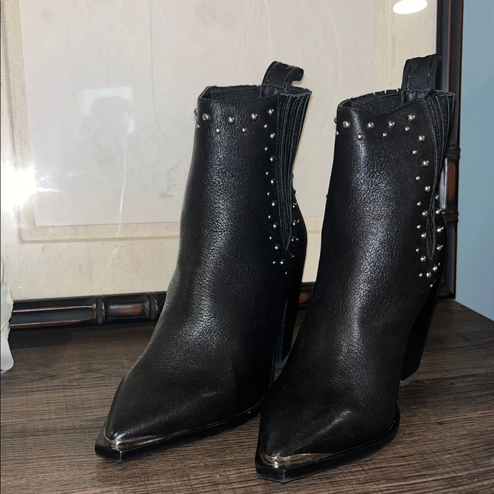 Kenneth Cole Bynona /West Side Studded Leather Western Black Booties EUC sz 5.5